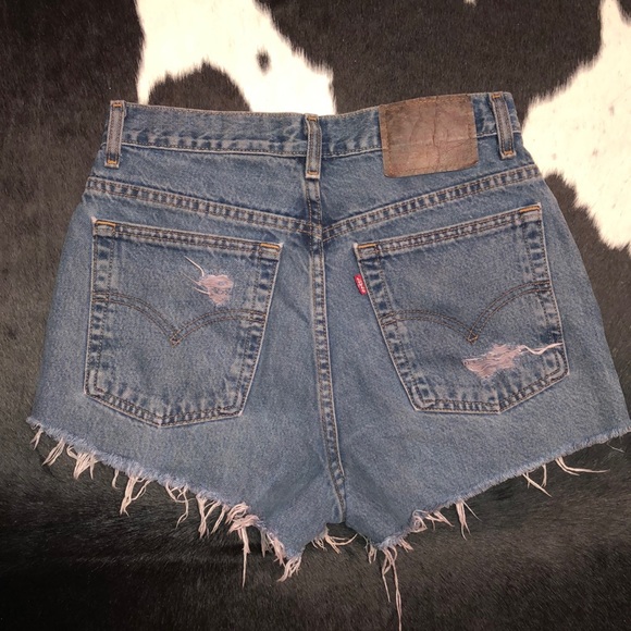High waisted distressed Levi denim shorts, 28 W - Picture 2 of 6